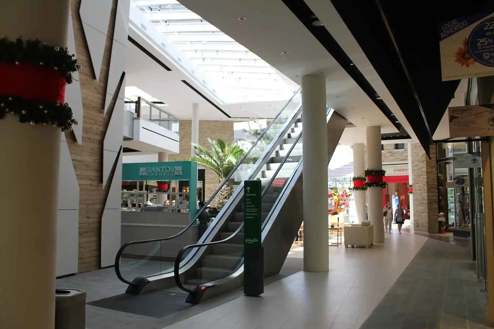 Galería cubierta de Paseo Champagnat con escalera mecánica