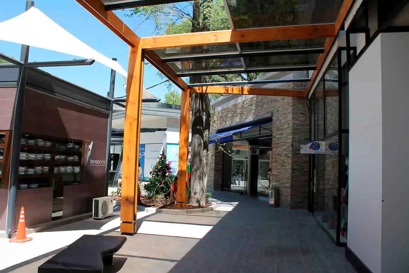 Pérgola de madera entre locales de Paseo Champagnat
