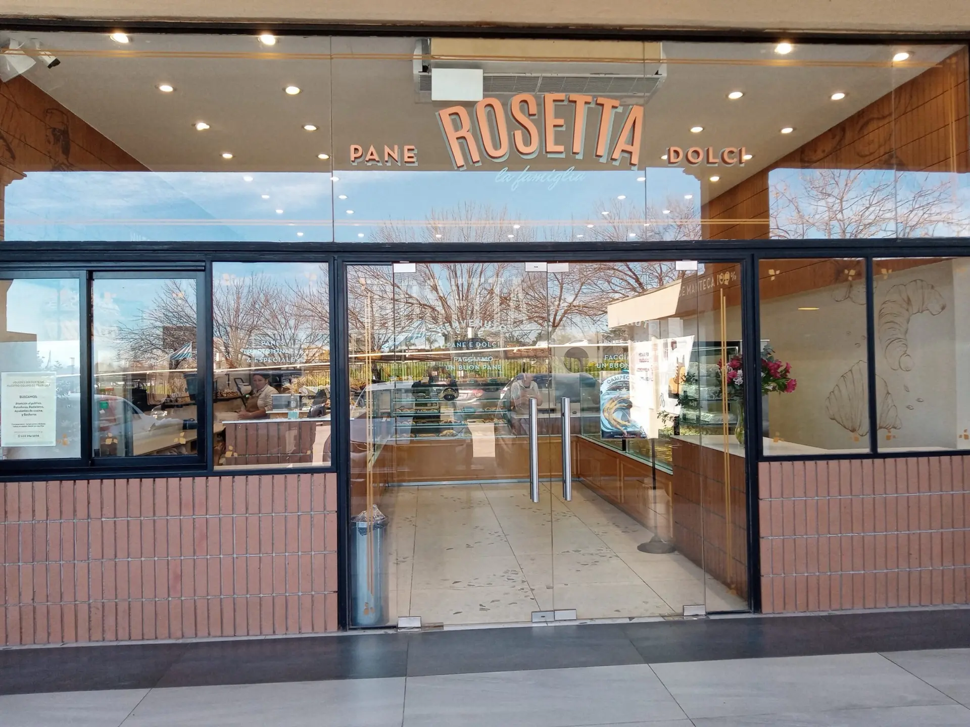 Frente vidriado de la panadería Rosetta en Paseo Pilar