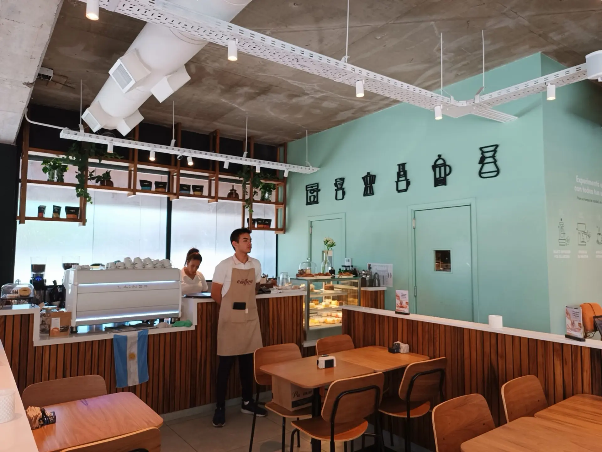 Interior de una cafetería de Paseo Pilar con barra y mesas