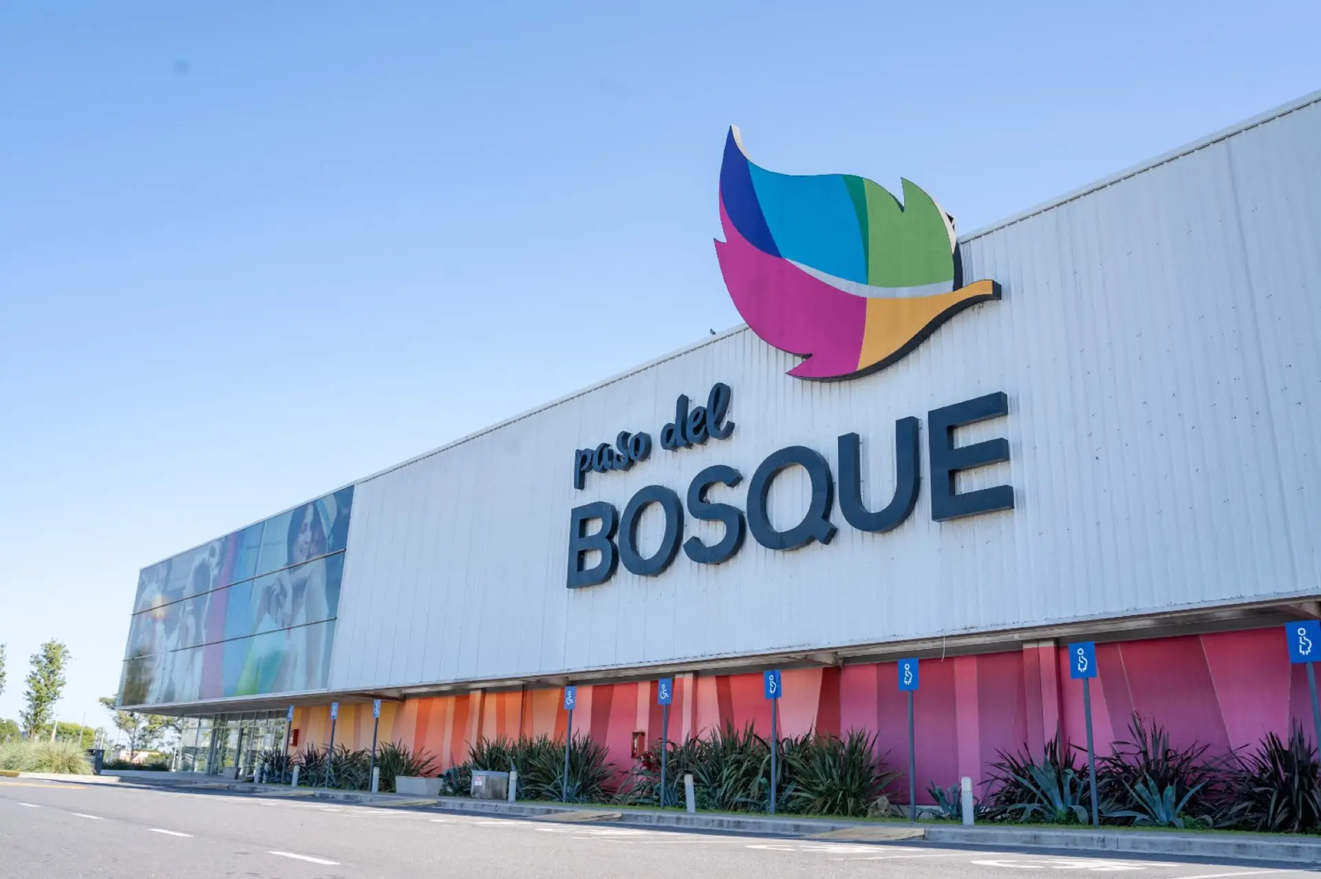 Fachada de Paso del Bosque con el logo