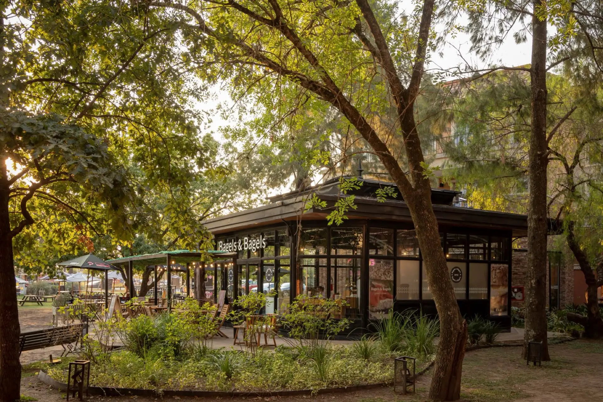 Local gastronómico vidriado bajo los árboles