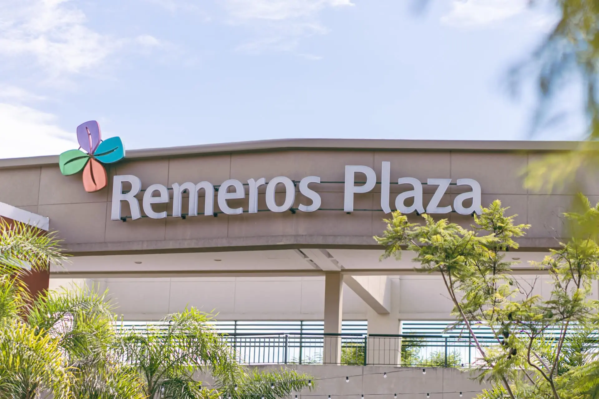 Cartel de Remeros Plaza sobre la fachada