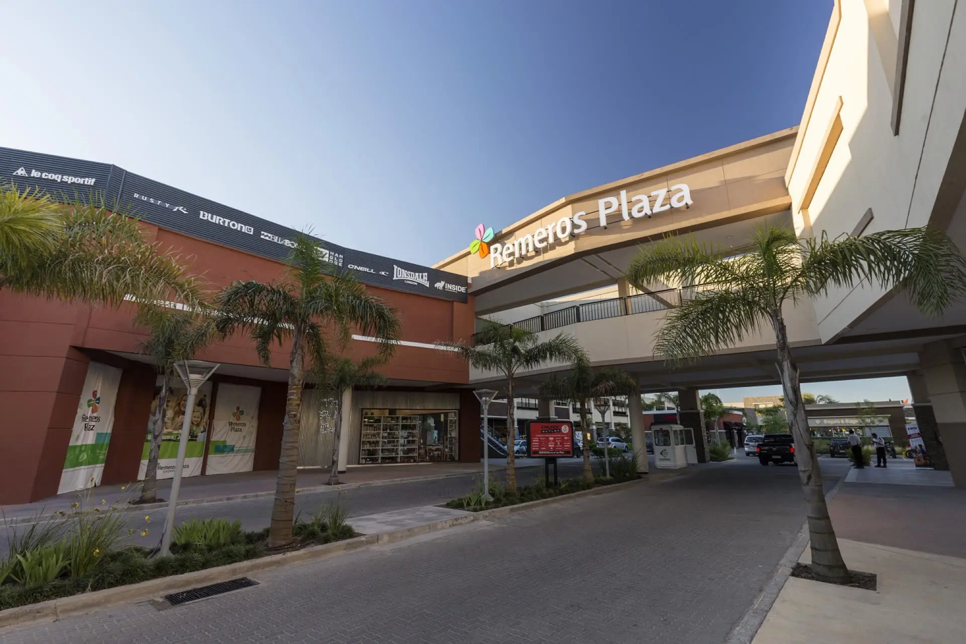 Galería de Remeros Plaza con palmeras
