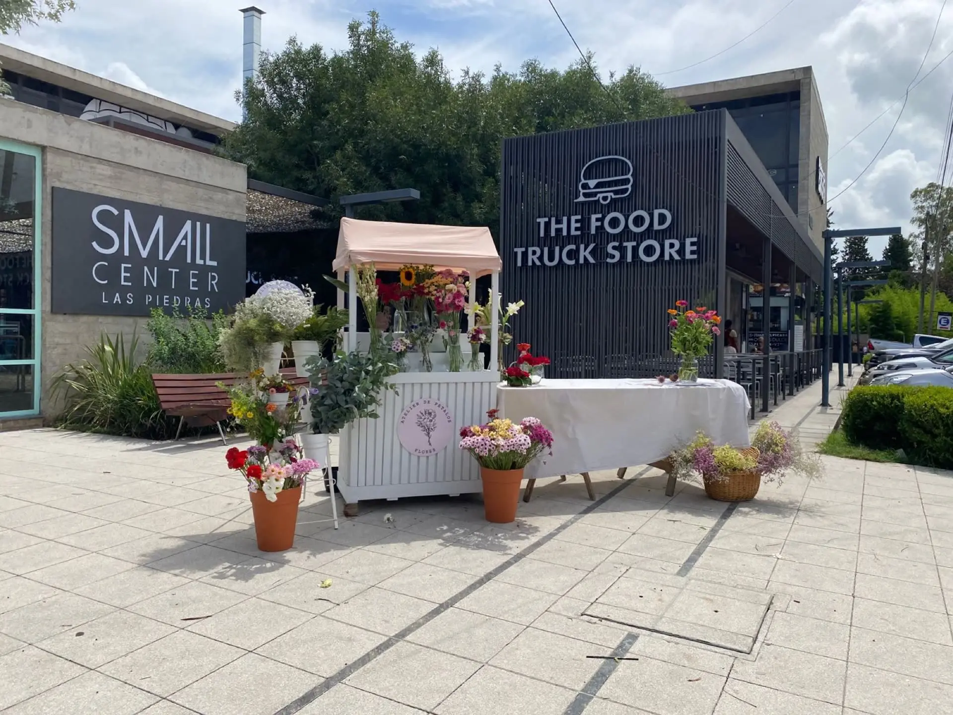 Frente de Small Center con el cartel y The Food Truck Store